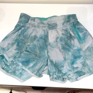 Size 6 lulu shorts! 4’ inseam